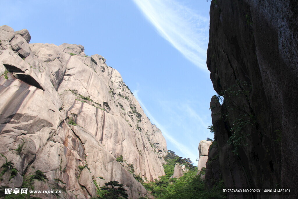 山间峻峭岩石景观
