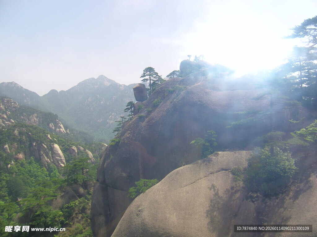 山间奇峰 阳光洒落美景