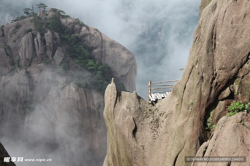 云雾缭绕的险峻山峰