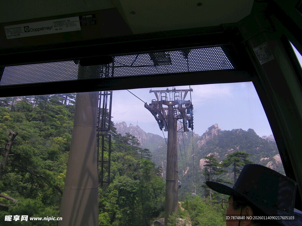 乘缆车赏山林美景