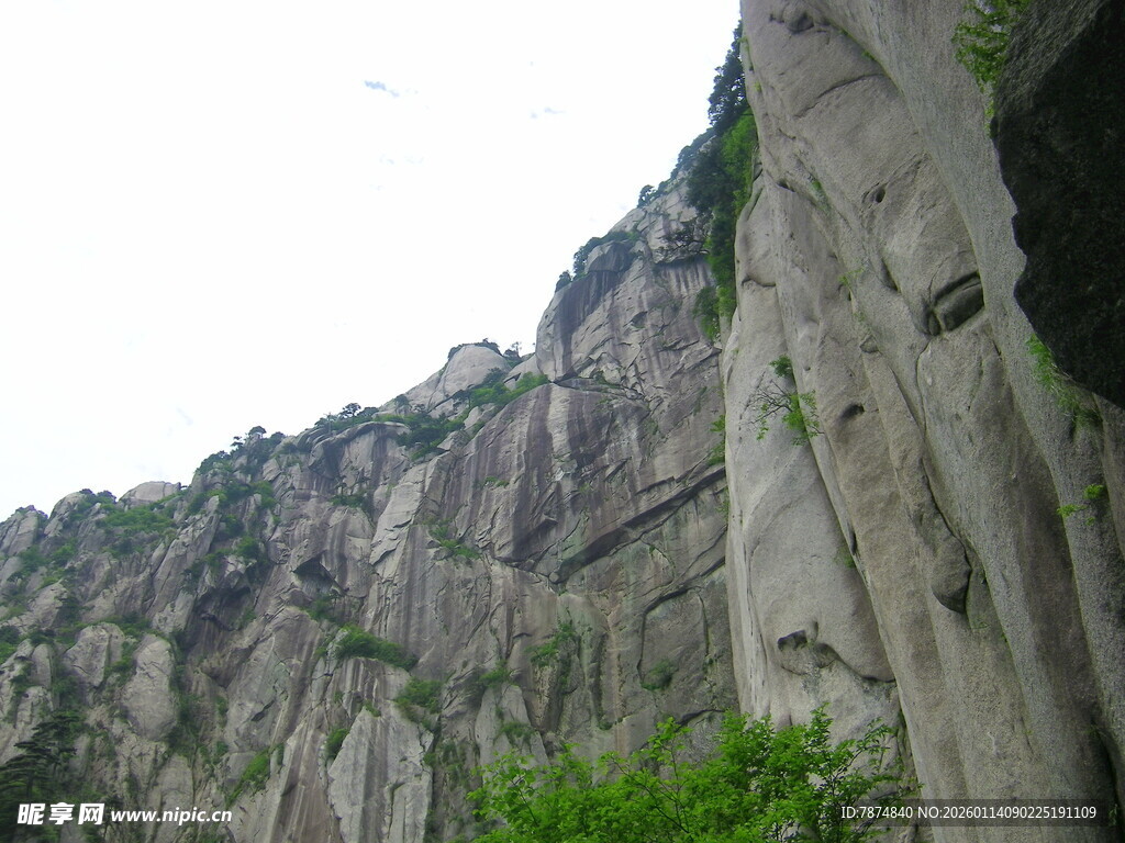 陡峭险峻的高山岩壁