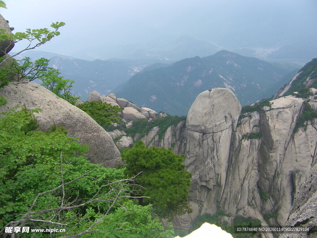峻峭山峰与葱郁植被