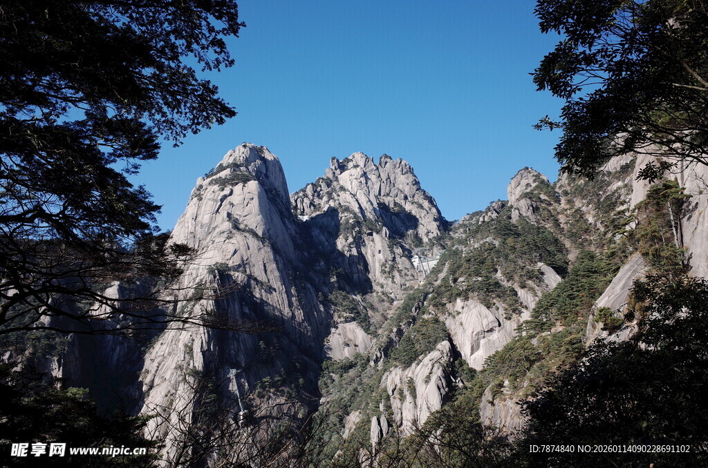 巍峨壮丽的高山景色
