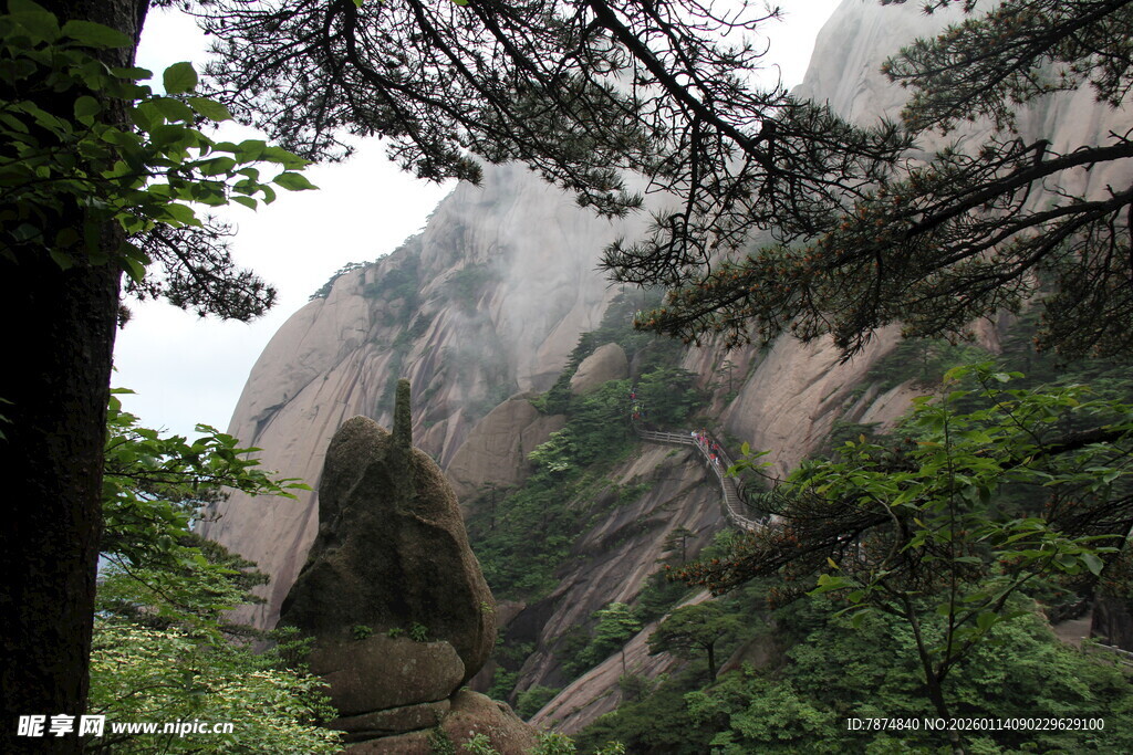 山林间的奇特岩石景观