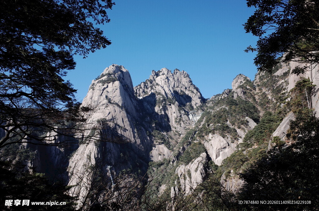 巍峨壮丽的高山景色