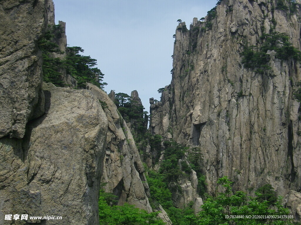 巍峨峻峭的壮丽山景