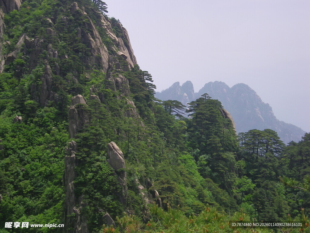 青山葱郁间的秀丽山景