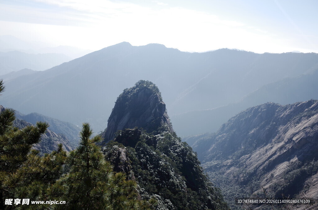 巍峨山峰景色壮丽