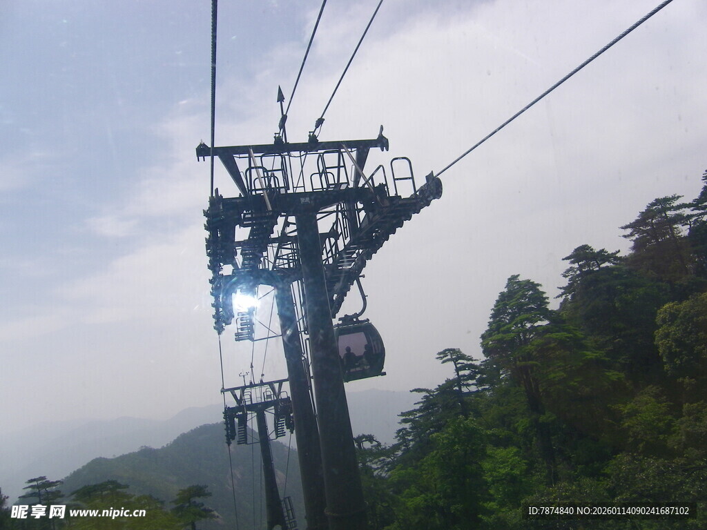 山间缆车穿梭于云雾之中