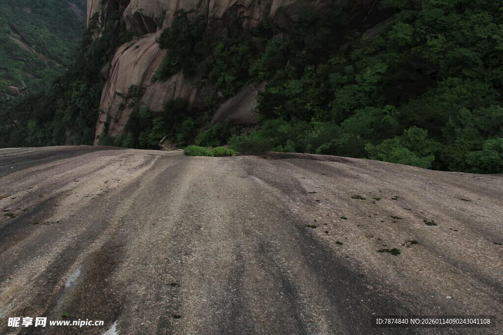山间平坦岩石路