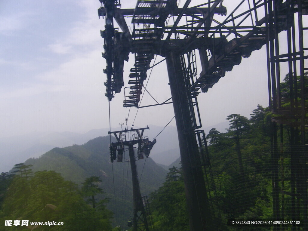 山间索道穿梭于葱郁山林