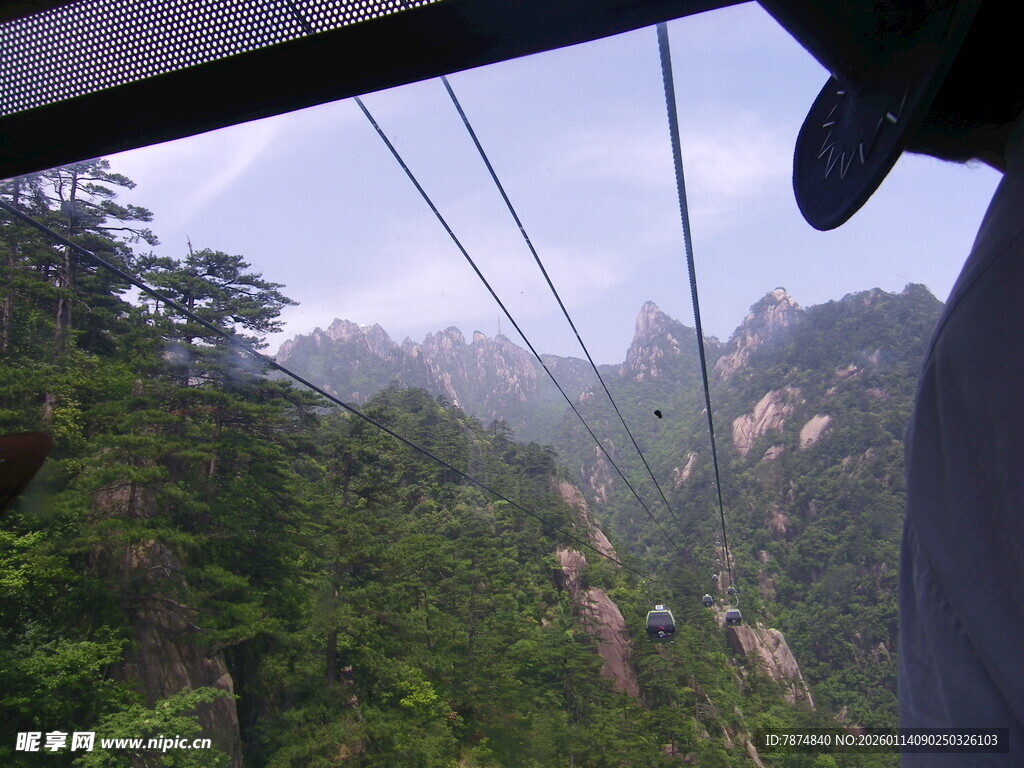 缆车视角下的壮美山峦