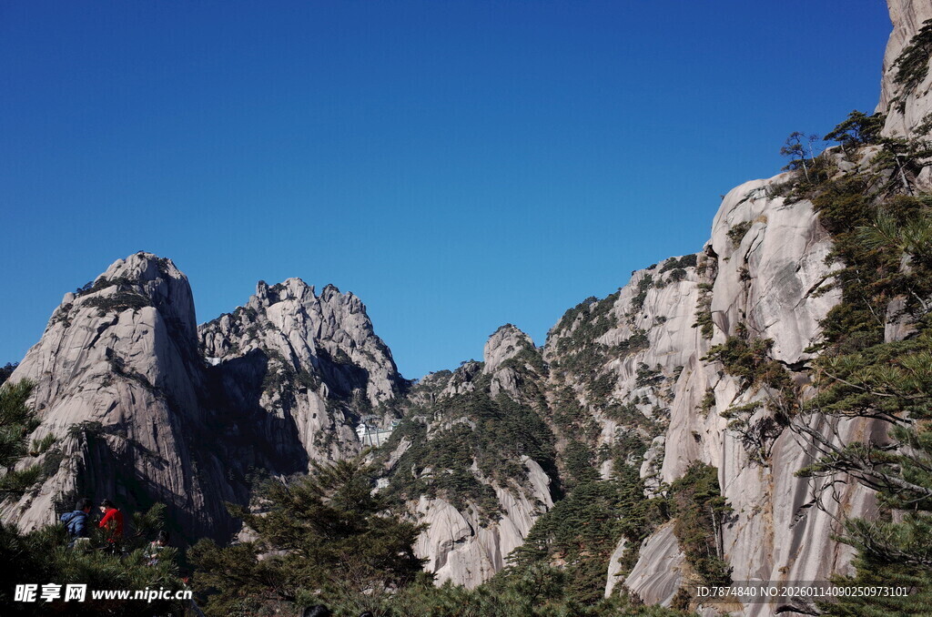 峻峭山峰 蓝天映衬奇景