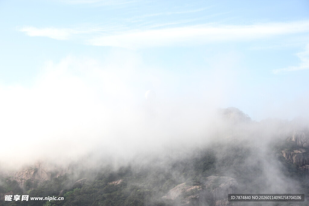 云雾缭绕的山峦美景