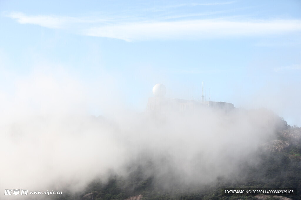 云雾缭绕中的山巅美景