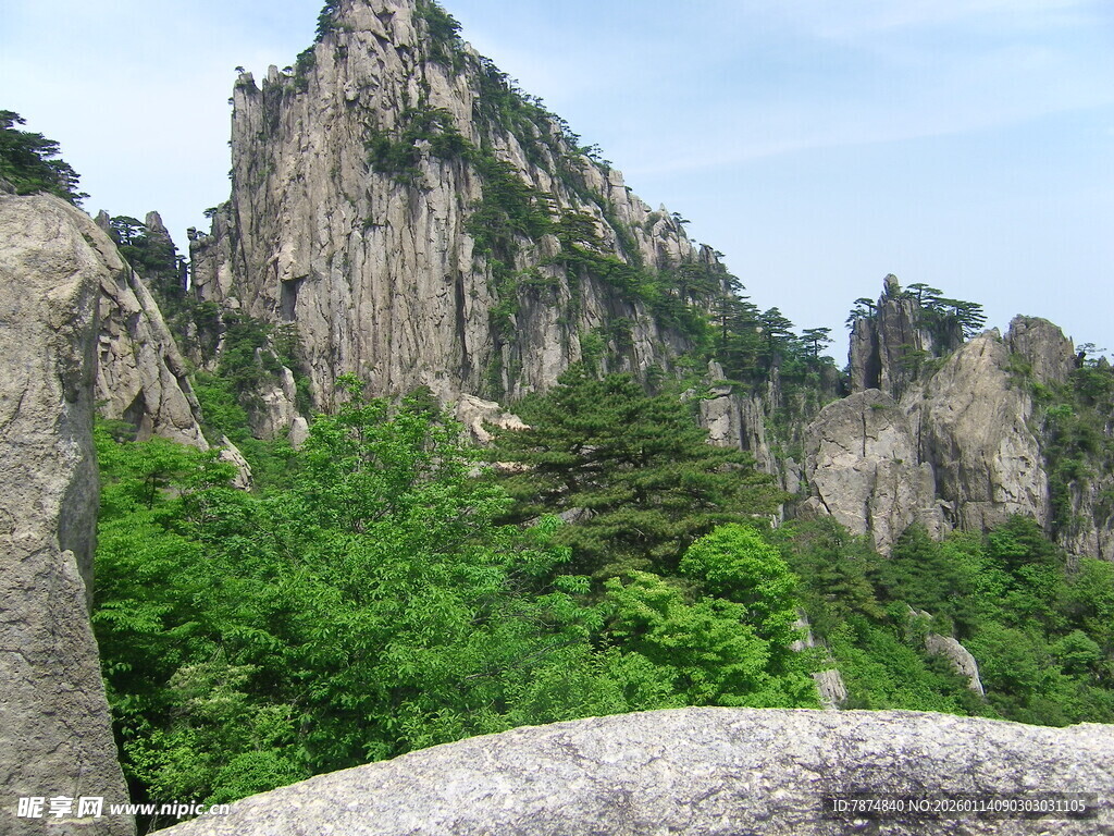 壮丽黄山奇峰绿意盎然