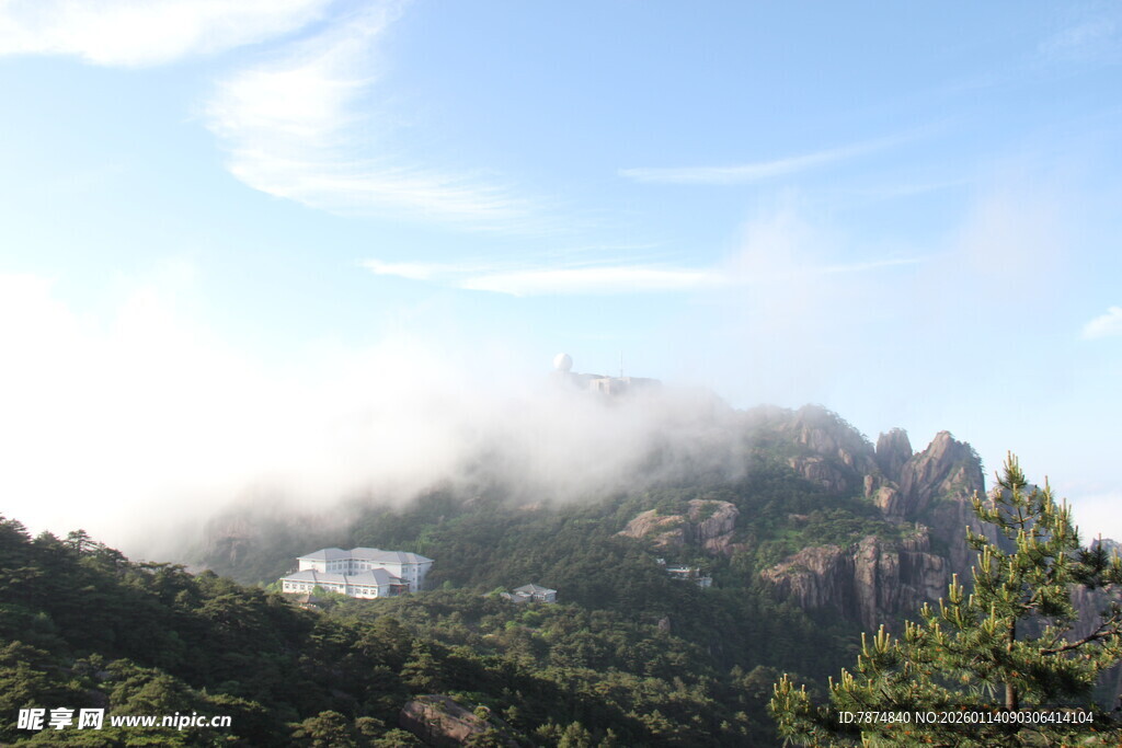 云雾缭绕的壮美山峦