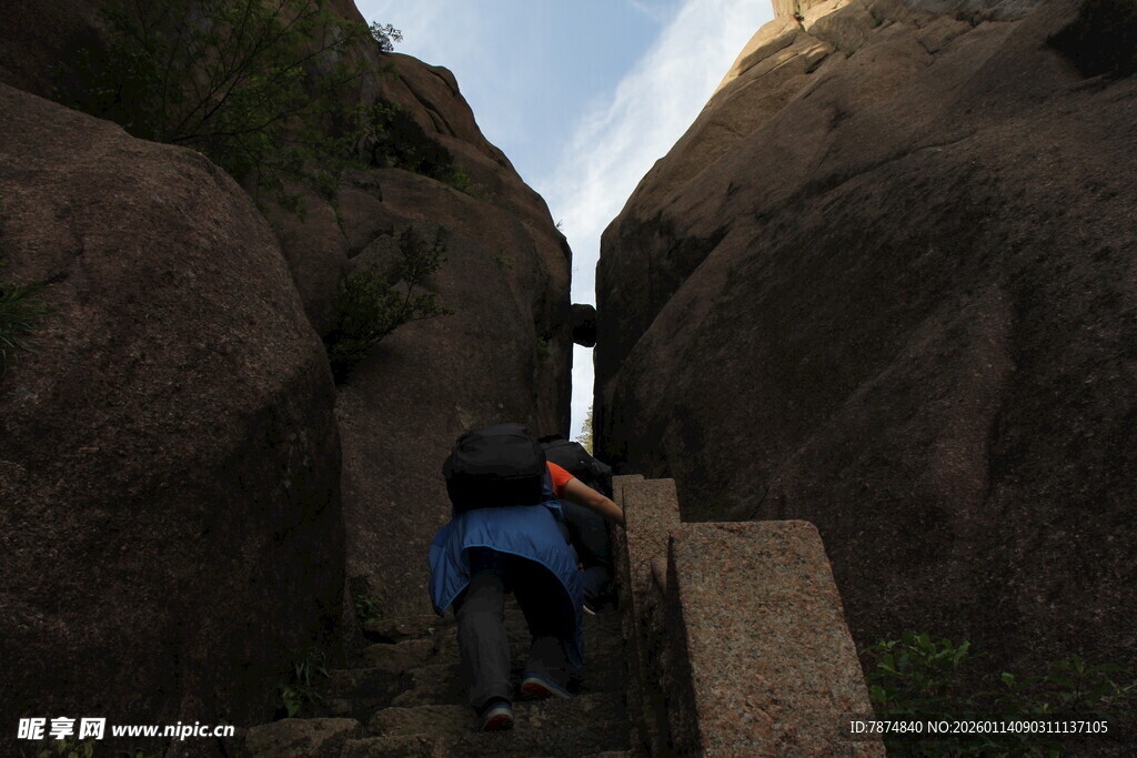 山间窄道上的徒步者