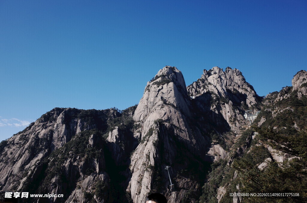 巍峨壮观的嶙峋山峰