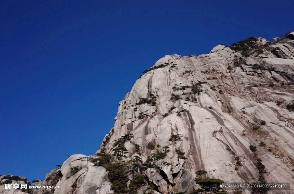 巍峨石山 蓝天映衬