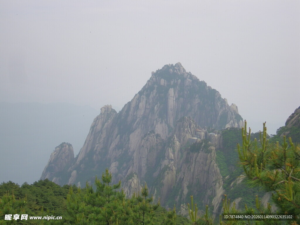 巍峨山峰与葱郁植被