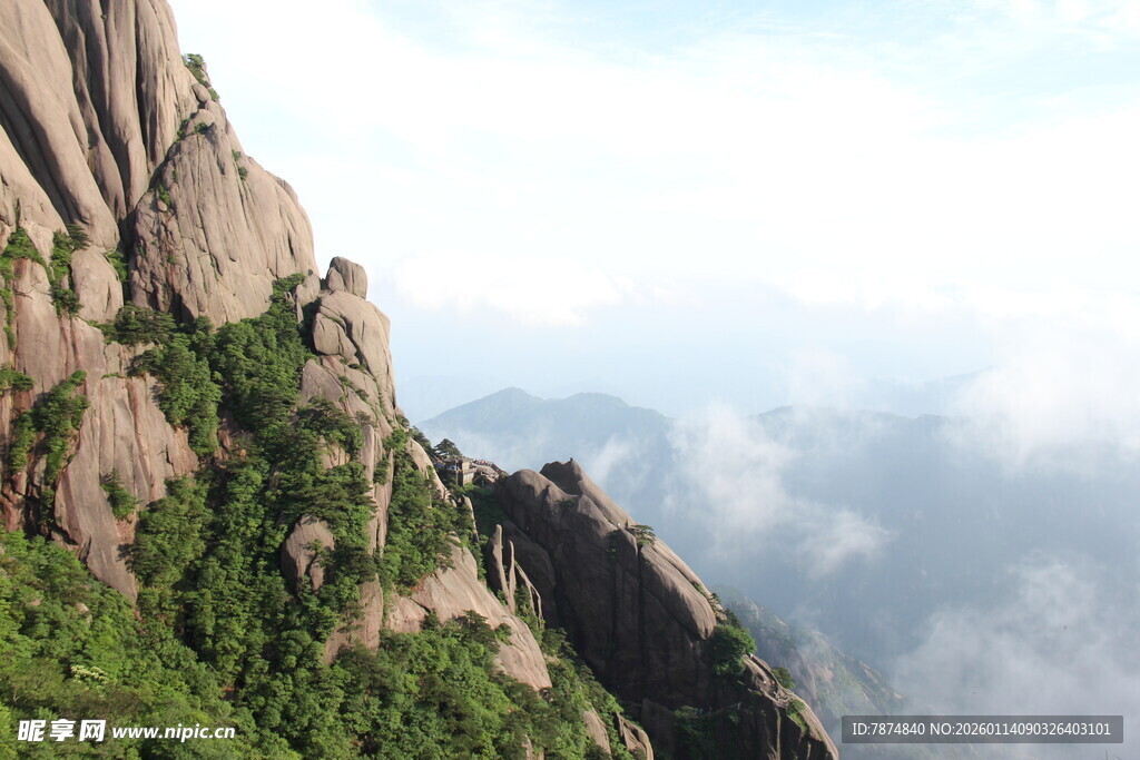 云雾缭绕的险峻山峰
