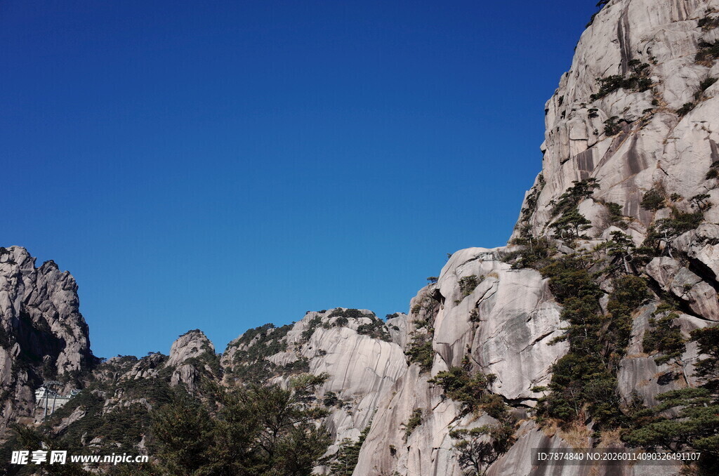 峻峭山石与湛蓝天空