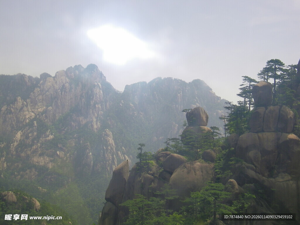 云雾缭绕的壮美山峦