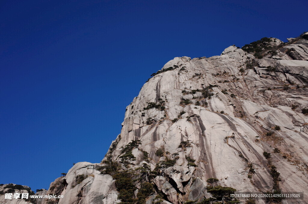 巍峨山石映蓝天