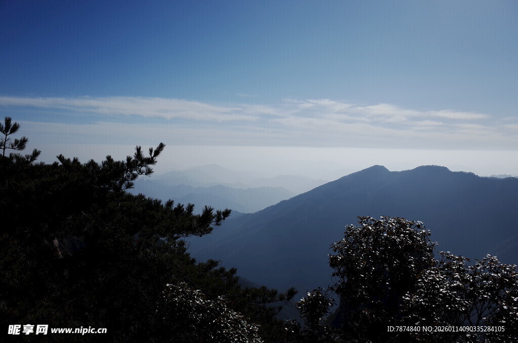 山巅远景 云雾缭绕山林间