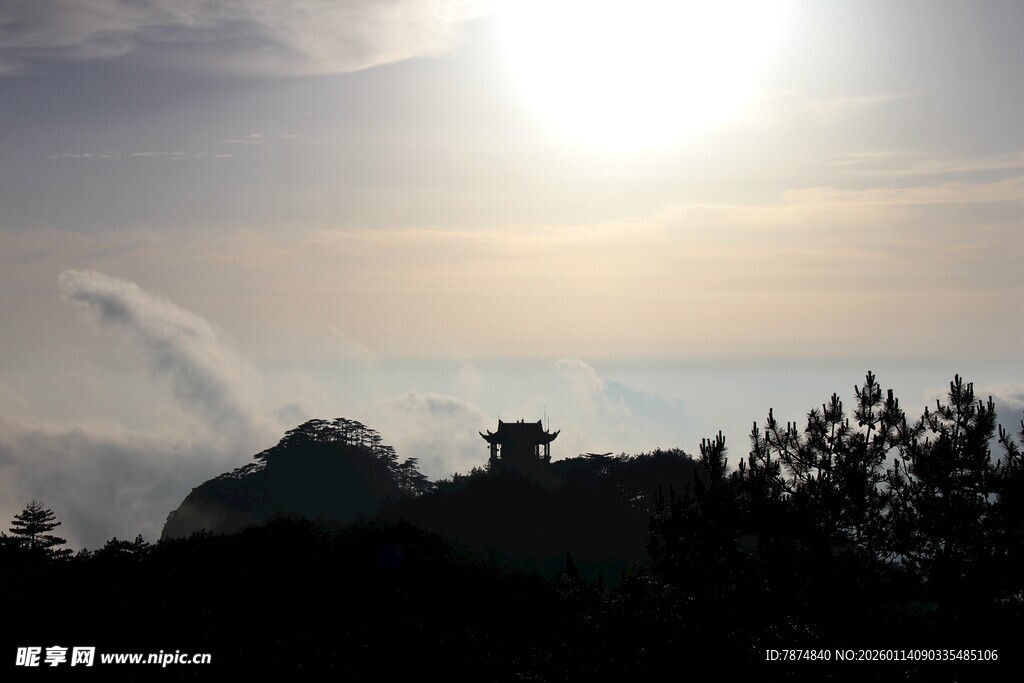 夕阳下的山林剪影