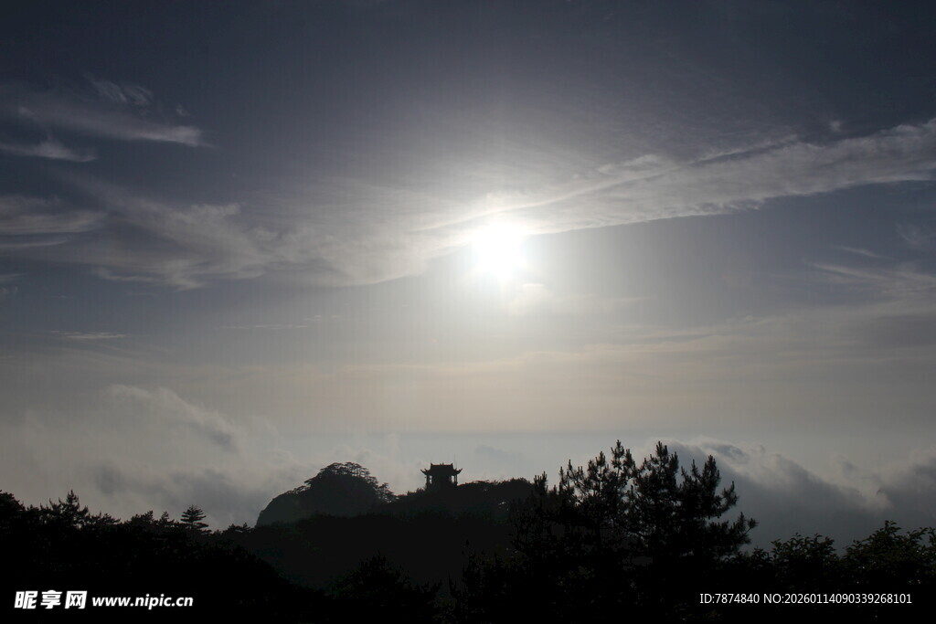 日出时分的朦胧天际