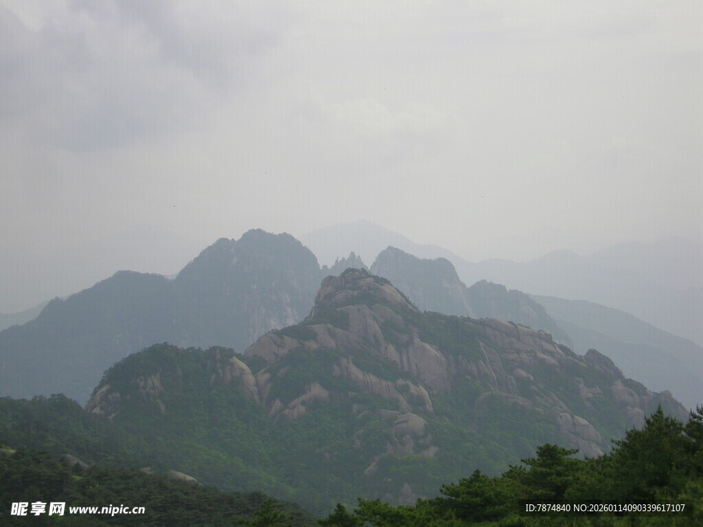 云雾缭绕的秀丽山峦