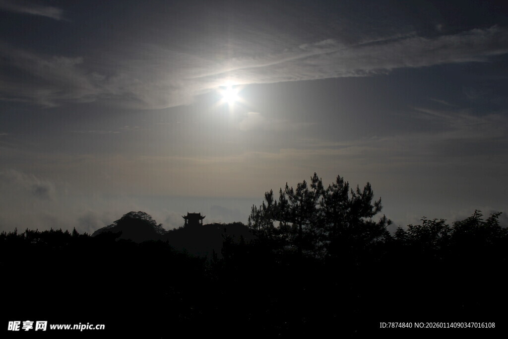 夜幕初降时的明亮月光