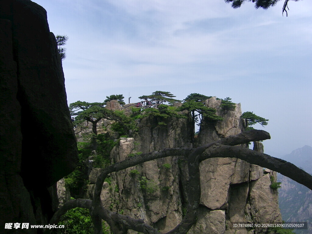 奇峰罗列的壮丽山景