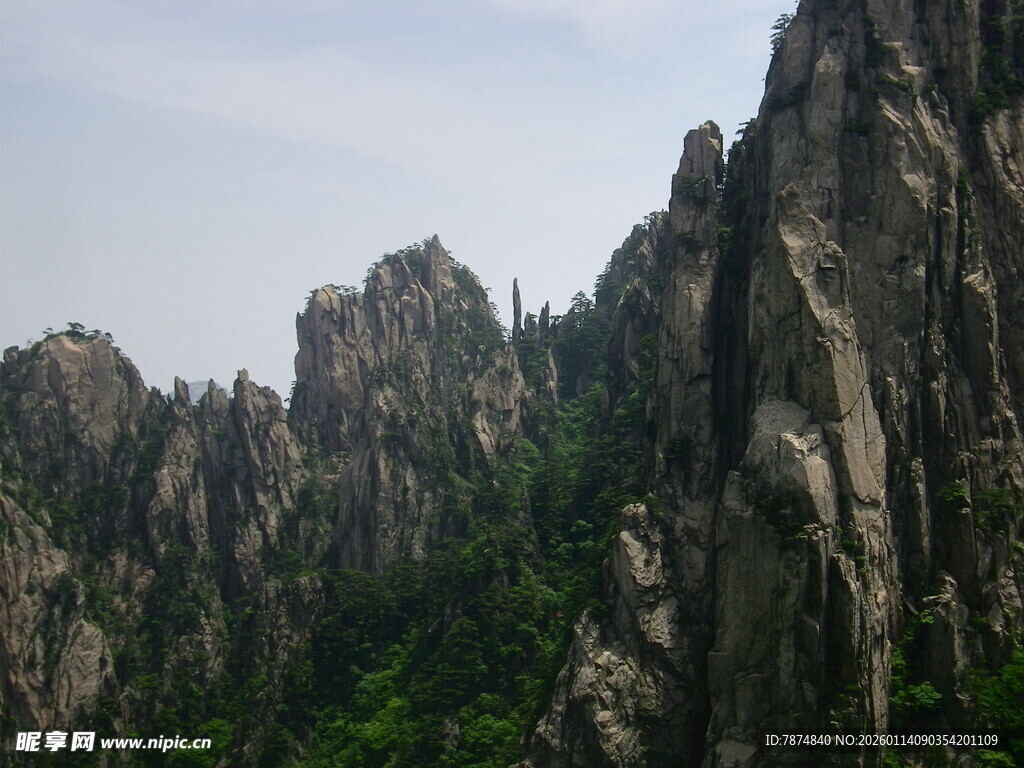 巍峨峻峭的壮观山峰