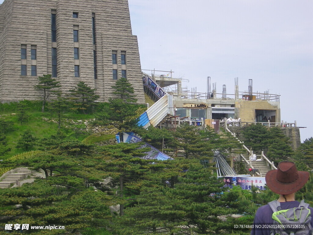山上宏伟建筑与游人景象