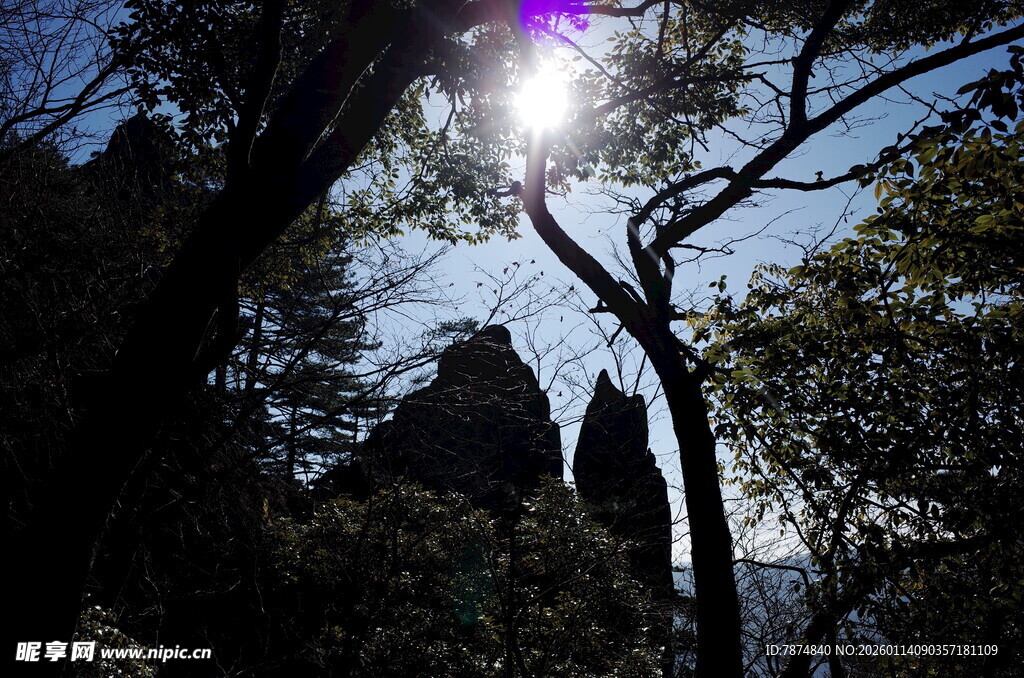 阳光穿透山林间奇特岩石