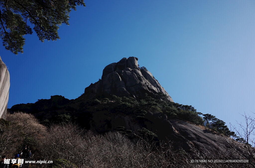 巍峨山峰映蓝天