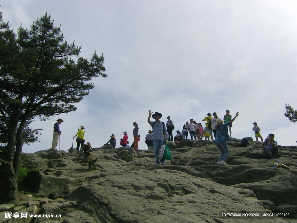 登山者齐聚岩石山顶