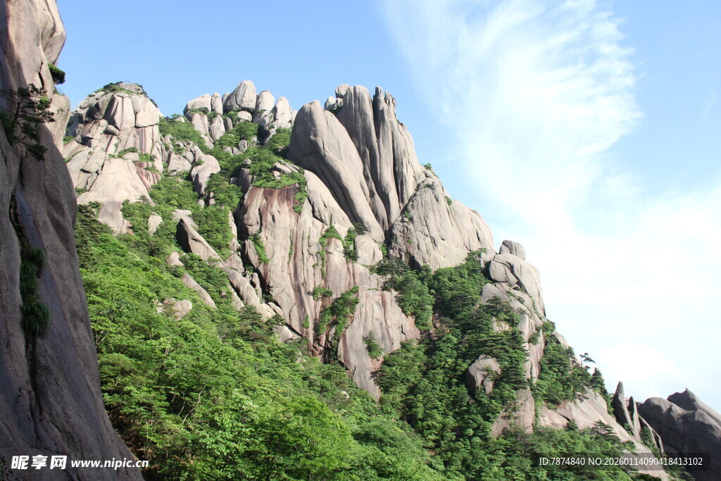 巍峨山峰绿意点缀