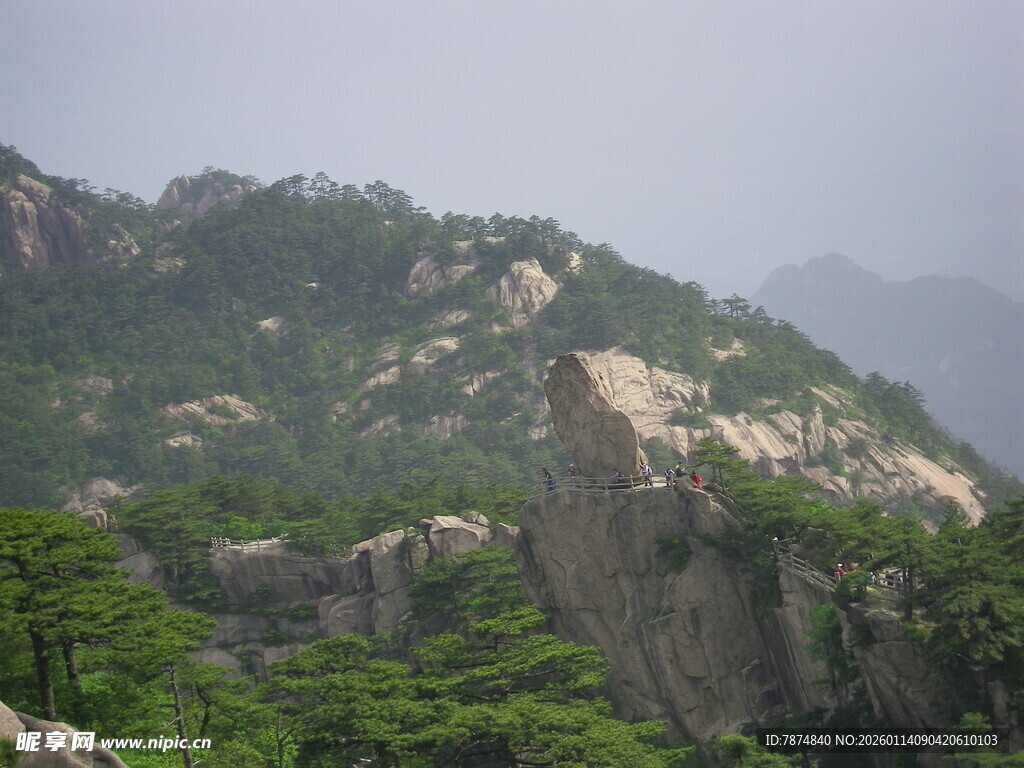 巍峨青山绿意浓