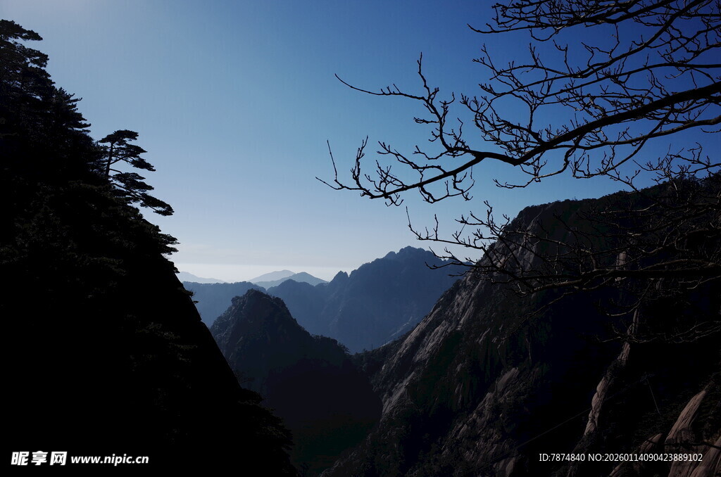 山间美景 远眺巍峨山脉