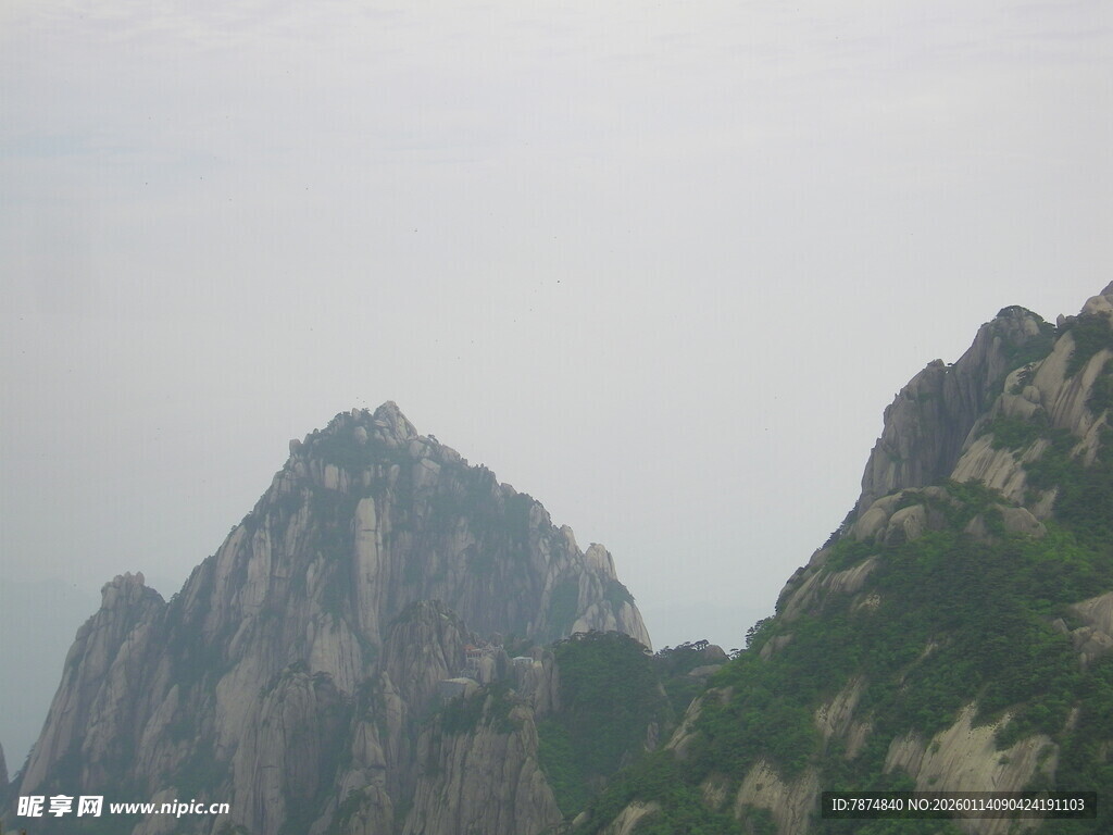 巍峨险峻的壮丽山峰