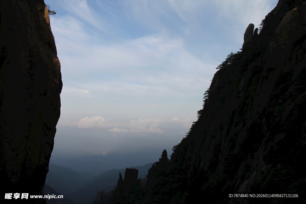 山间暮色 峡谷云雾缭绕