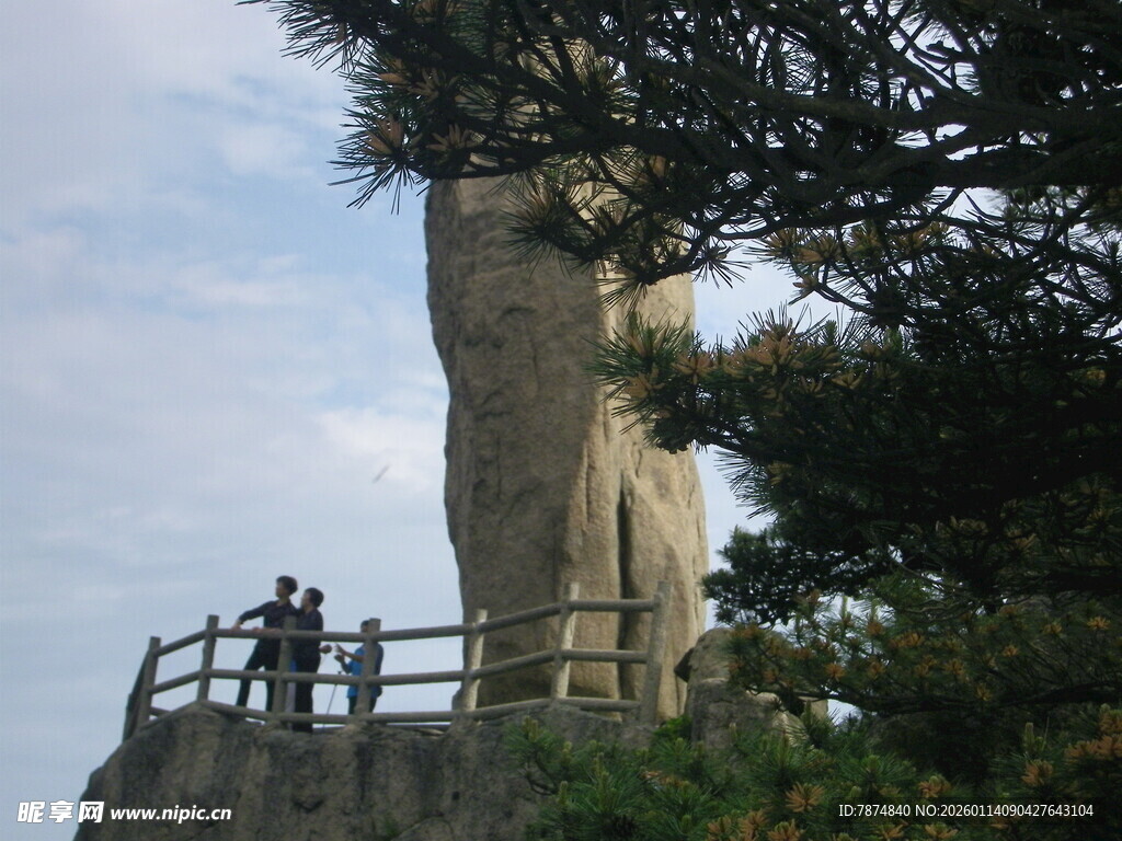 游客赏独特造型山石景观