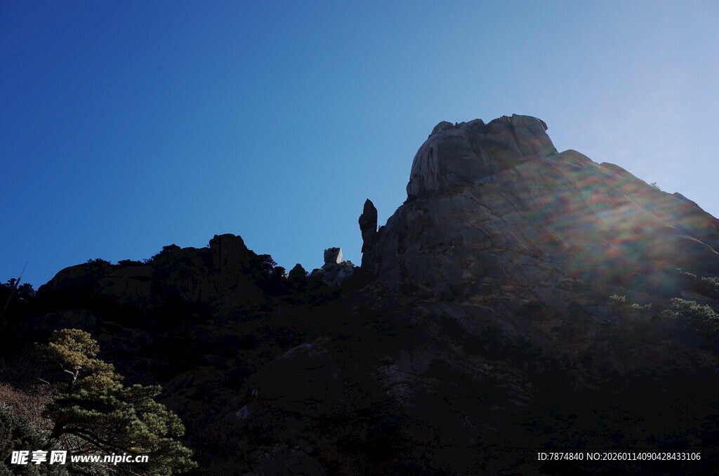 阳光下的巍峨山峰