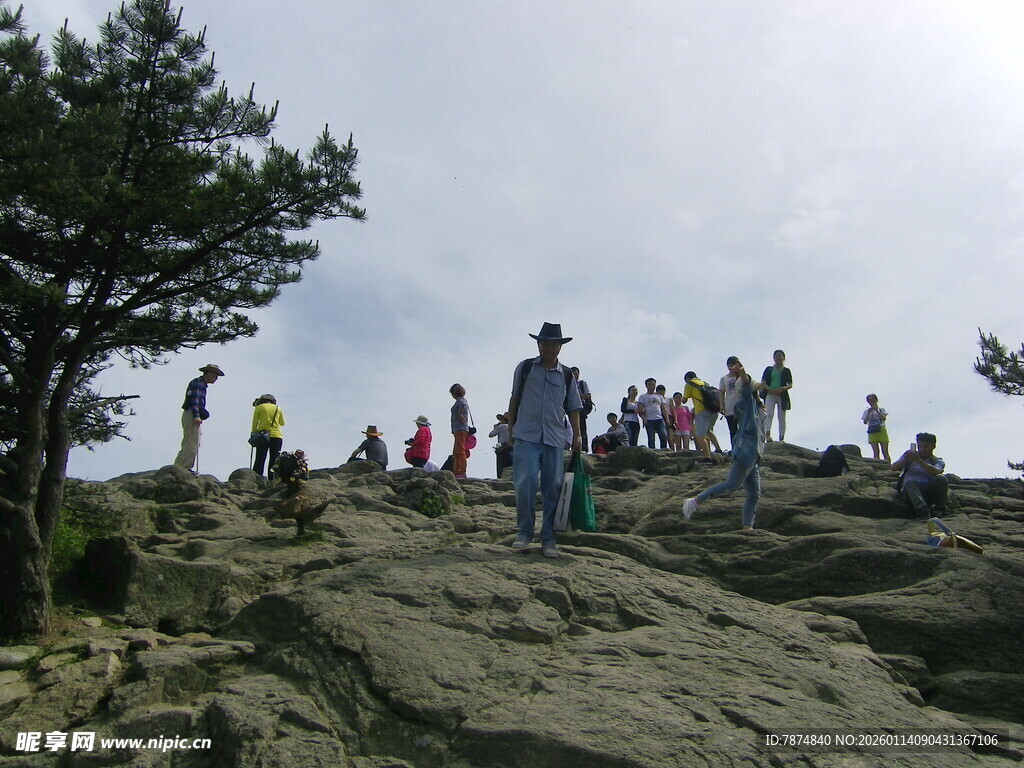 山顶人群赏景