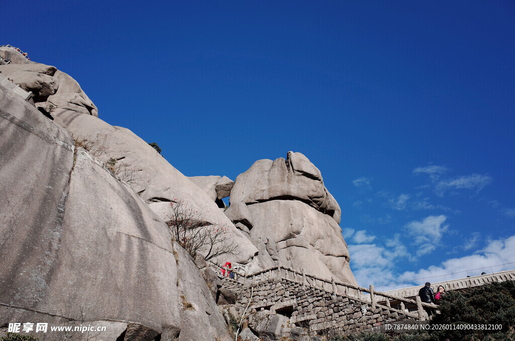 奇特岩石景观 蓝天白云相伴