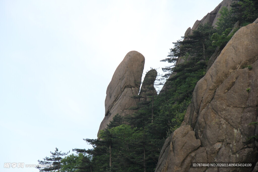 奇峰耸立的壮丽山景